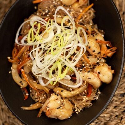 Лапша рисовая с кальмаром и креветками в Taka Bar & Grill по цене 630 ₽