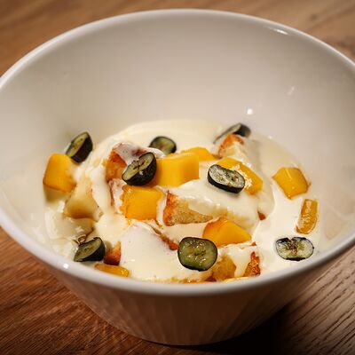 Шарлотка из груши с муссом из маскарпоне и пюре манго в Butik по цене 400 ₽