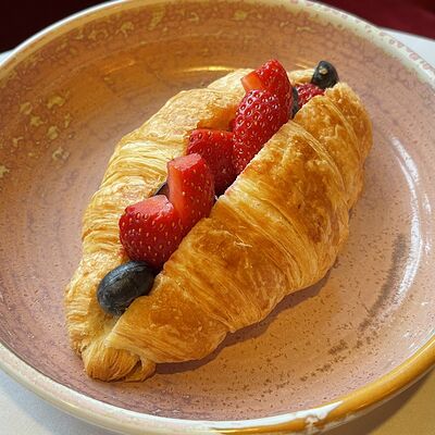 Круассан со свежими ягодами и малиновым соусом в Блеск по цене 290