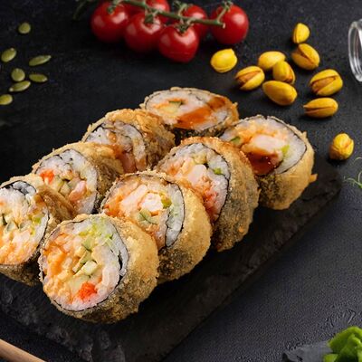 Темпура ролл с тигровыми креветками в Самурай SUSHI PREMIUM по цене 784 ₽