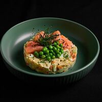 Оливье с запеченными овощами и копченым лососем в Level kitchenbar