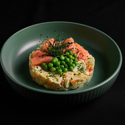 Оливье с запеченными овощами и копченым лососем в Level kitchenbar по цене 640 ₽
