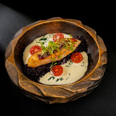Стейк из лосося с диким рисом в Everest Sochi по цене 1550 ₽