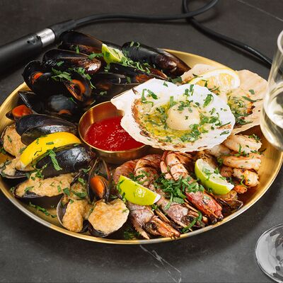 Тарелка морепродуктов на гриле в Интонация по цене 4300 ₽