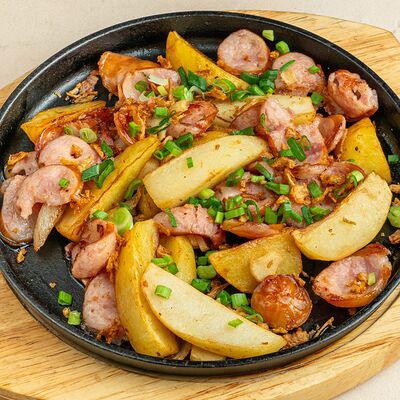 Колбаски с жареным картофелем в Brasserie Kriek по цене 820 ₽