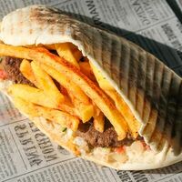 Гиро с говяжьими котлетками в Rush Gyros