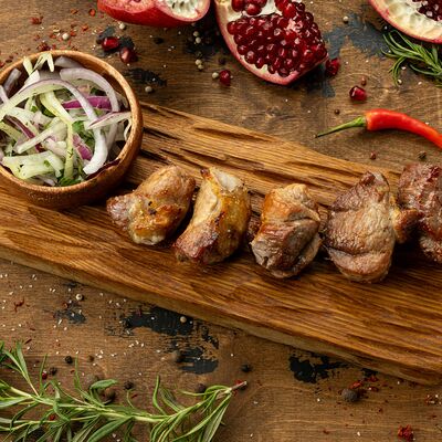 Шашлык из бараньей мякоти в Вкусно есть всё на углях по цене 1260 ₽