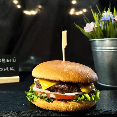 Бургер с мраморной говядиной в Торговый дворик по цене 810 ₽