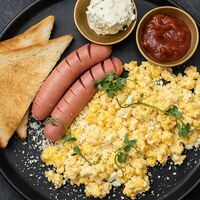 Скрэмбл две сосиски в CAFE BAZAR