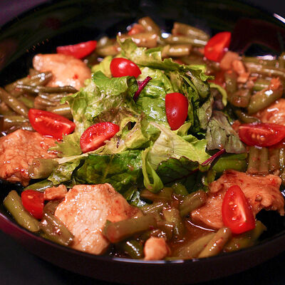 Салат с пряной курицей в Ostroff по цене 510 ₽