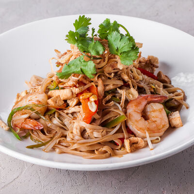 Пад тай - рисовая лапша с курицей, креветками и тофу в BonoBo по цене 790 ₽