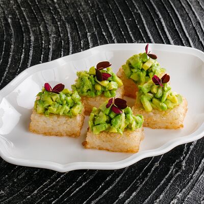 Ролл с трюфельным авокадо и жареным рисом в Ginza по цене 990 ₽