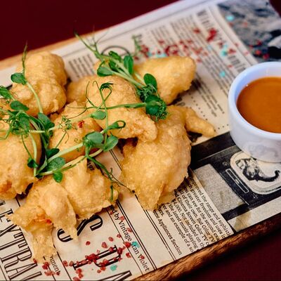 Креветки и кальмары в Панко с кунжутно-чесночным соусом в BBQ Bar по цене 680 ₽