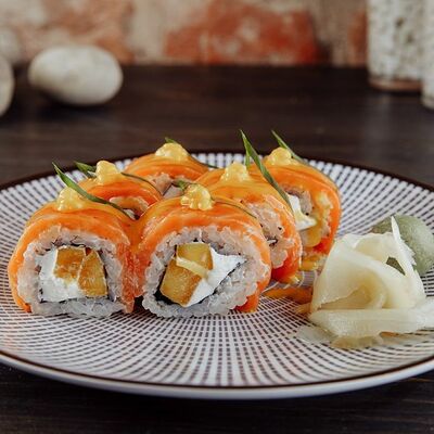 Ролл с лососем и манго в Эбби Noodles & Sushi Bar по цене 430