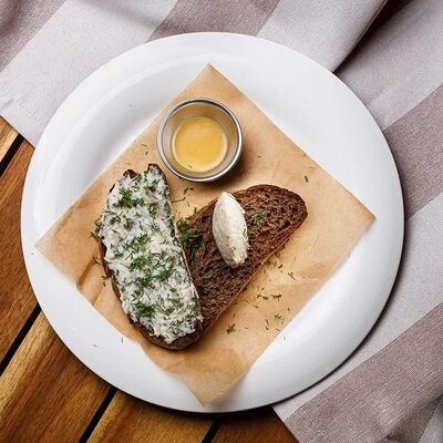 Бутер с тёртым салом и чесноком в Лентяйка по цене 130 ₽