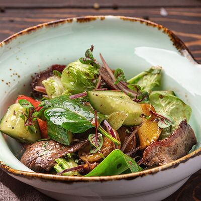 Салат с дымной говядиной и свежими овощами в Седло по цене 710 ₽