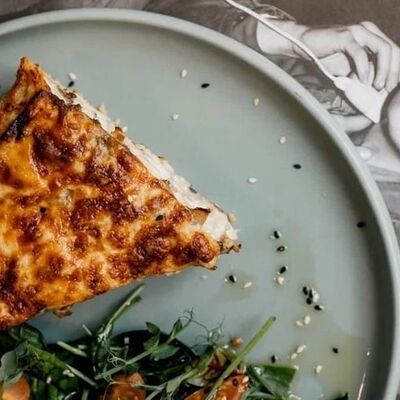 Киш с курицей и грибами + зелёный салат в Renoir coffee по цене 650 ₽