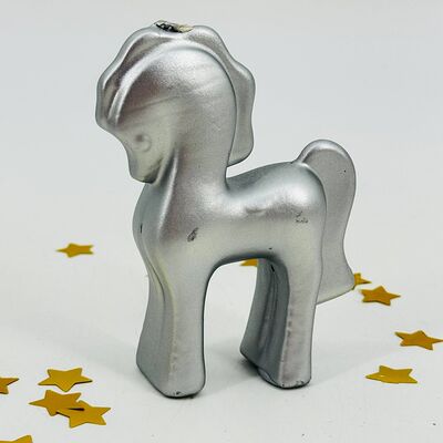Свеча Серебряная лошадка ручной работы в Дарите красиво по цене 1090 ₽