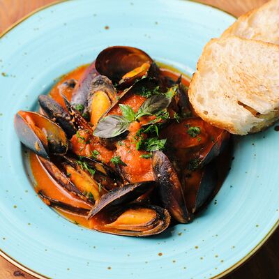 Мидии, томленные с томатами в Caffe 47 по цене 1000 ₽