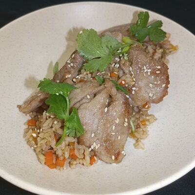 Рис чесночный со свининой в Сытый мишка по цене 385 ₽