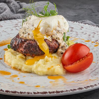 Бифштекс с яйцом пашот в Duran Bar & Grill по цене 399