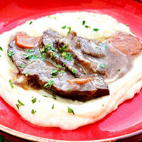 Говяжьи щечки с картофельным кремом в Место Про Тесто