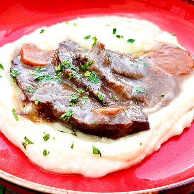 Говяжьи щечки с картофельным кремом в Место Про Тесто по цене 995 ₽