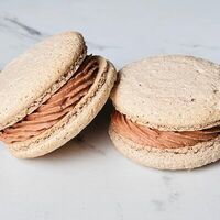 Гранд макарон Горячий шоколад с фундуком в Creative Desserts