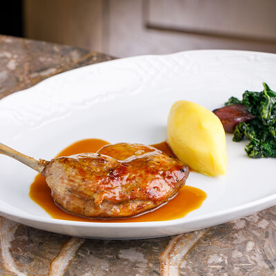 Утиная ножка конфи с картофельным пюре и кейлом в Joli grand bistrot по цене 1650 ₽