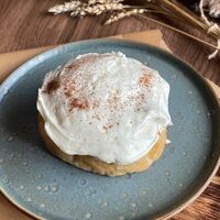 Булочка с корицей Синнабон в Dada Art Bakery