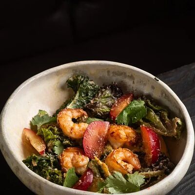 Салат из креветок и авокадо с ореховой заправкой в Beer & Grill по цене 780 ₽