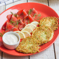 Малосольный лосось с оладьями в Пекарня Мишеля