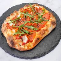 Пицца с пеперони и руколой в The Brasserie