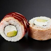 Ролл с опаленным тунцом и соусом барбекю в SushiPapa