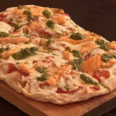 С лососем и соусом песто в Три бобра по цене 840 ₽