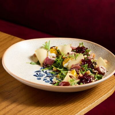 Салат с вяленой уткой, козьим сыром и соусом из манго в NANA Pirveli по цене 980 ₽