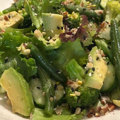 Зеленый салат с авокадо и кунжутной заправкой в Only Wine по цене 890 ₽