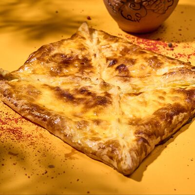 Хачапури из слоеного теста с сыром и тархуном в Алазани по цене 3250 ₸