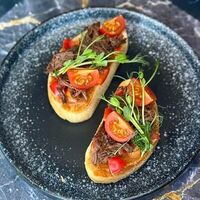 Брускетта с рваной говядиной в BRCAFE
