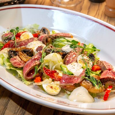 Зеленый микс-салат с мраморной говядиной в Mama Roma по цене 884 ₽