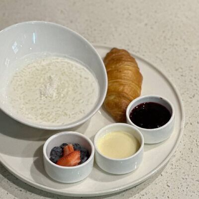 Завтрак Рисовая каша на кокосовое молоке с круассаном в Berberry & ptichka по цене 550 ₽