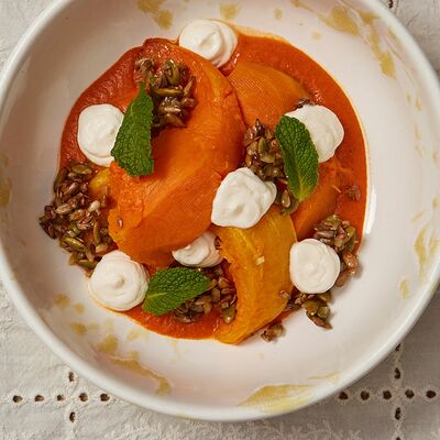 Запечённая тыква с соусом из перцев, кремом из брынзы и семенами с мёдомв Банщики по цене 790 ₽
