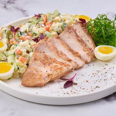 Оливье с курицей в Мама ресторан по цене 530 ₽