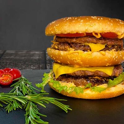 Big Burger X4 из говядины в Xot Burger по цене 940 ₽