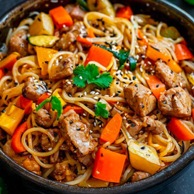 Вок с рисовой лапшой и свининой в Bon appetit по цене 540 ₽