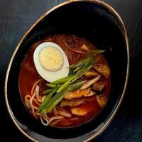 Азиатский острый суп с курицей и овощами в Zebra