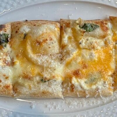 Лепешка пять сыров в Salva dor bistro по цене 510 ₽
