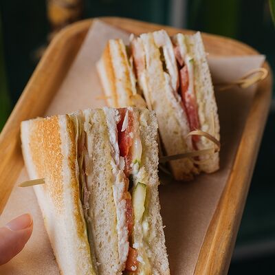 Сэндвич с курицей и беконом в Любимое по цене 290 ₽