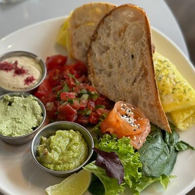 Завтрак в израильском стиле в Camon Cafe по цене 1100 ₽