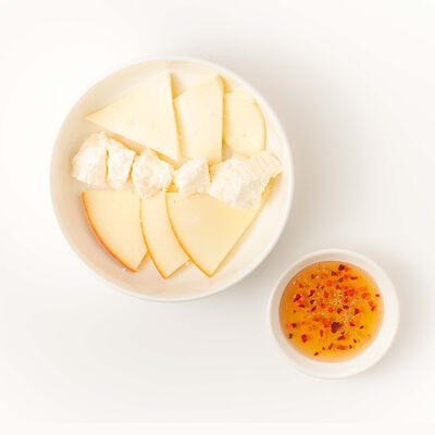 Сыры и Пряный мёд в Saperavi Cafe по цене 546 ₽